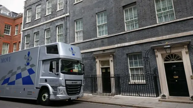 নতুন প্রধানমন্ত্রী আসবেন। তাই ১০ নম্বর ডাউনিং স্ট্রিট থেকে সরিয়ে ফেলা হচ্ছে বরিস জনসনের আসবাবপত্র।