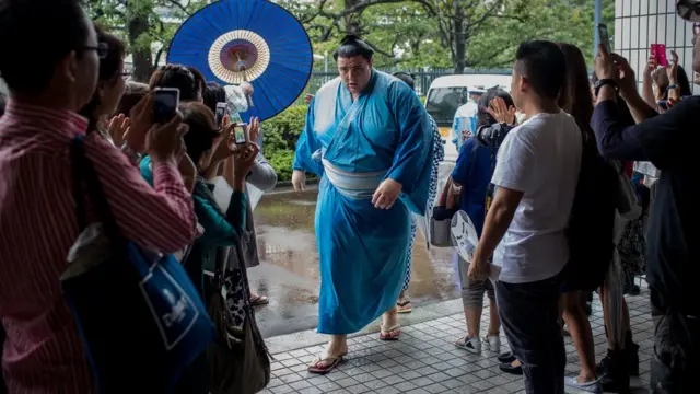 सार्वजनिक जीवनात सूमो पहेलवानांनी कसं वागावं याचेही नियम आहेत.