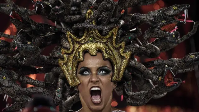 रियो के चैंपियन परेड में एक सांबा डांसर.