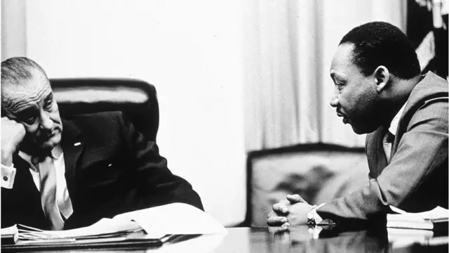 প্রেসিডেন্ট লিন্ডন জনসনের মুখোমুখি মার্টিন লুথার কিং। আন্দোলনের চাপে ভোটিং রাইটস বিল আনেন প্রেসিডেন্ট জনসন।