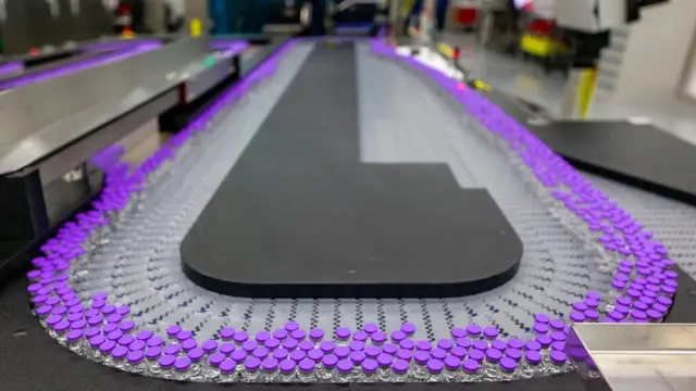 سيستغرق تصنيع الكميات الكافية من اللقاحات وقتا طويلا، ولهذا قررت بعض الدول، مثل المملكة المتحدة، تأخير الجرعة الثانية