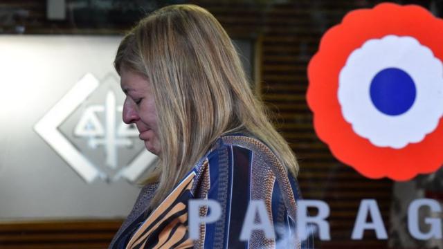Sandra Quiñonez, fiscal general de Paraguay, reza en su oficina antes de hablar con la prensa el martes en relación al asesinato del fiscal Pecci.