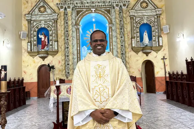 Padre indiano Josepah Raj, responsável pela basílica de Borba, no Amazonas, no altar da igreja