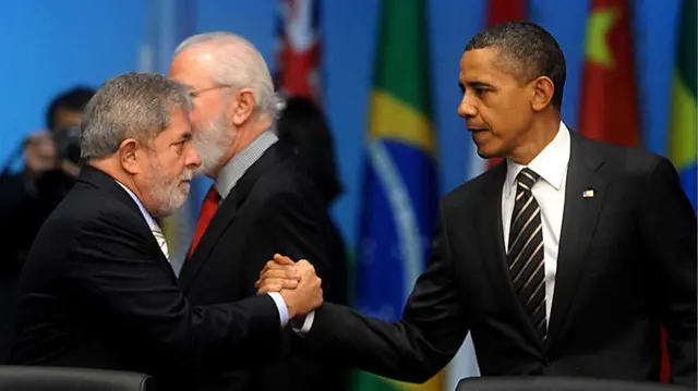 Lula cumprimenta Obama em reunião em 2009