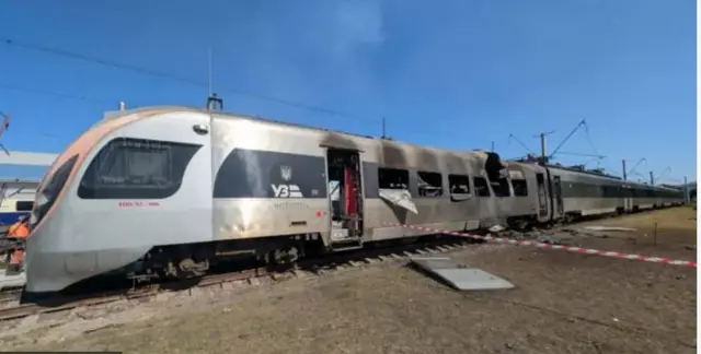 Пошкоджений потяг "Інтерсіті+" після російського обстрілу