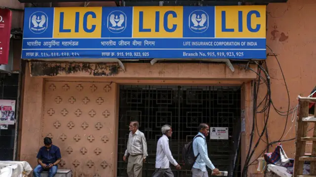 एलआईसी के एक दफ्तर की तस्वीर