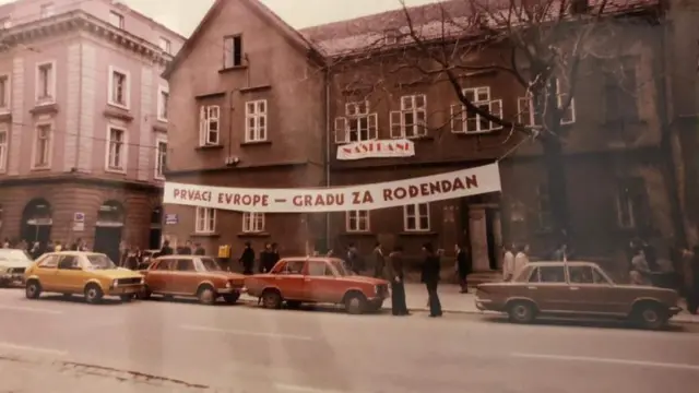 Транспарент посвећен кошаркашима Босне у Сарајеву