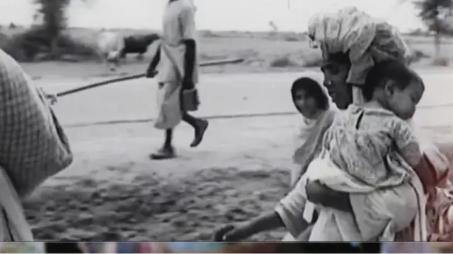 මව්වරුන් දරුවන් ඇකයට ගෙන ලැසි ගමන අමතක කළහ.මිනිස්සු දුර්වල භාර්යාවන් දෙඋර මතට ගෙන ඉදිරිය බැලූහ.