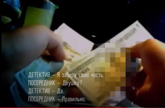 Кадр з оперативного відео, на якому агент НАБУ передає хабар