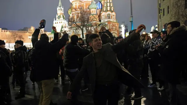 Pessoas dançam durante as comemorações do Ano Novo no centro de Moscou, na Rússia, em 1º de janeiro de 2023. REUTERS/Tatyana Makeyeva
