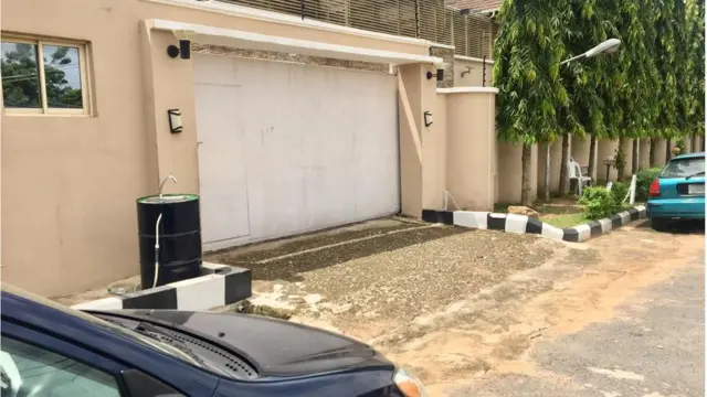 Adugbo Oloye ati ẹniu iloro ile rẹ