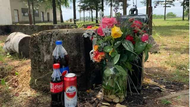 Cveće i piće pored stratišta kod spomenika poginulim borcima