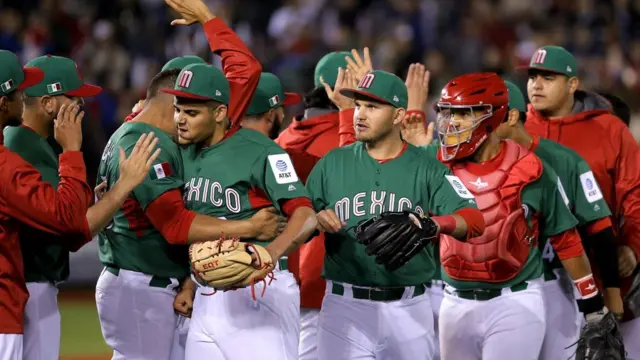 Jugadores mexicano celebran