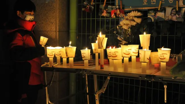 울산에서 학대로 숨진 김 양의 넋을 기리기 위한 촛불추모제. 숨진 아이의 또래로 보이는 초등학생이 촛불을 들고 있다