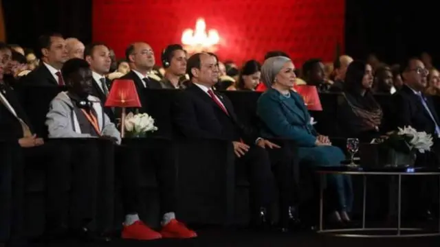 John Manut alikaa karibu na rais wa Misri