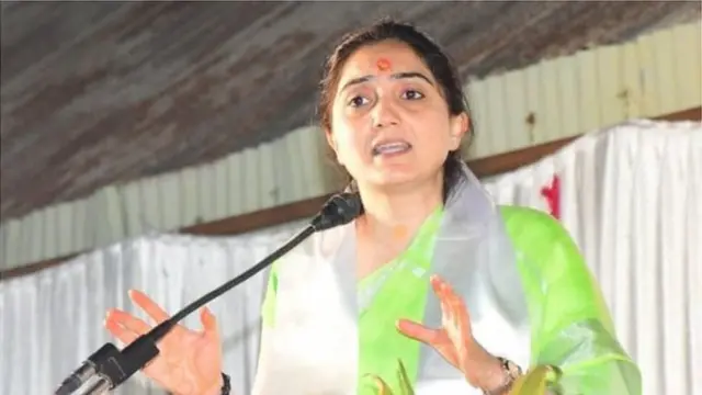 টিভির এক অনুষ্ঠানে ইসলামের নবীকে নিয়ে বিতর্কিত মন্তব্য করে ঝড় তুলেছেন নূপুর শর্মা