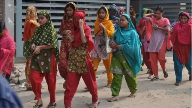 বিভিন্ন নাগরিক সুবিধার ক্ষেত্রে পুরুষদের তুলনায় এখনও পিছিয়ে বাংলাদেশে নারীরা