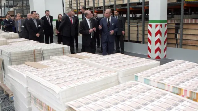 Fábrica de De La Rue en Malta durante una visita real.