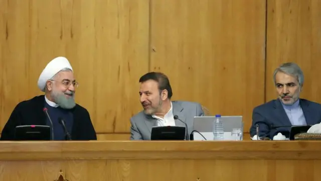 از راست محمدباقر نوبخت، محمود واعظی و حسن روحانی در جلسه هیات دولت