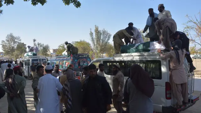 کڈیٹس کی میتیں مسافر ویگنوں کی چھتوں پر