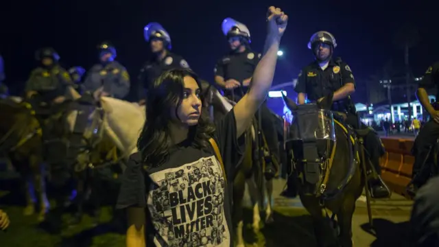Contramanifestante en Laguna Beach