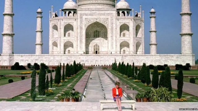 ਤਾਜ ਮਹਿਲ ਦੇ ਬਾਹਰ...