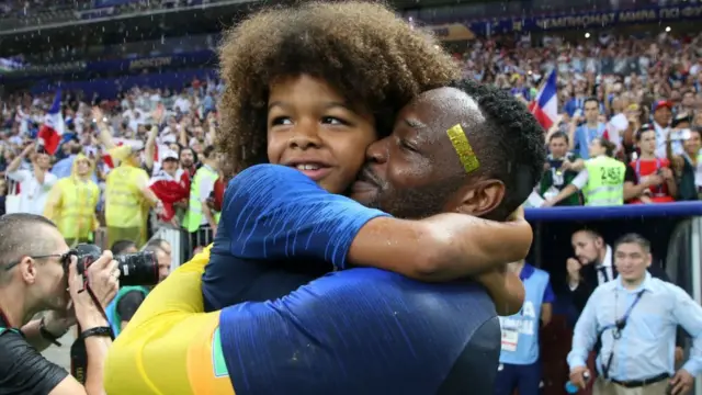 Steve Mandanda, gardien de but célébrant la victoire de la France après la finale au Stade Luzhniki, en Russie
