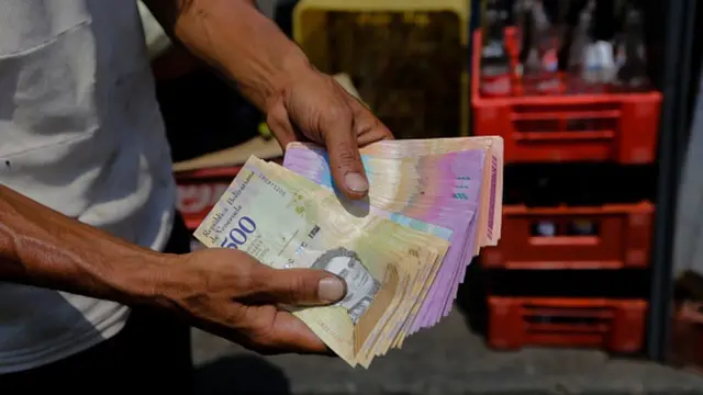 Hombre contando billetes.