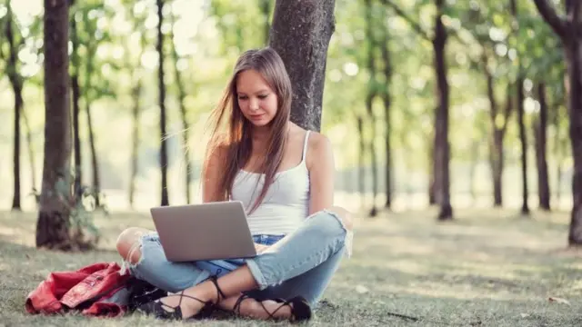 فتاة تعمل خلال الإجازة