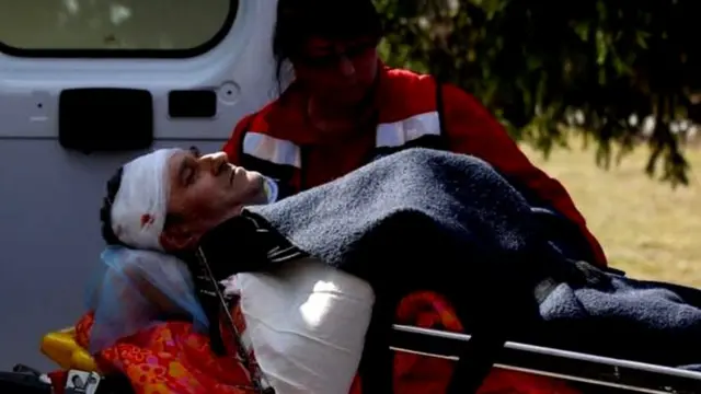 ইয়াভোরিভ সেনা ঘাঁটিতে ক্ষেপনাস্ত্র হামলায় আহত এক সৈন্যকে অ্যাম্বুলেন্সে তোল হচ্ছে