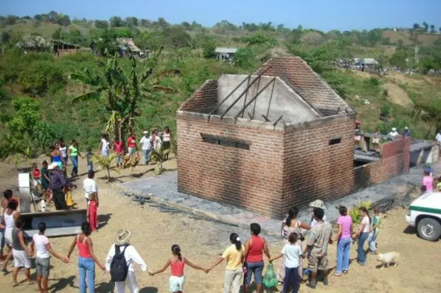 Mulheres abraçam prédio incendiado