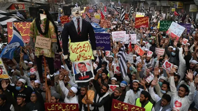 تظاهرات در لاهور پاکستان در اعتراض به سخنان رئیس جمهوری فراسنه