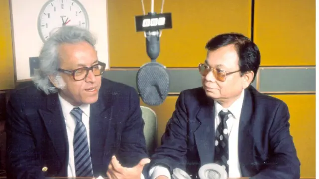 বুশ হাউস স্টুডিওতে শামসুর রহমানের সাক্ষাতকার নিচ্ছেন সেরাজুর রহমান।