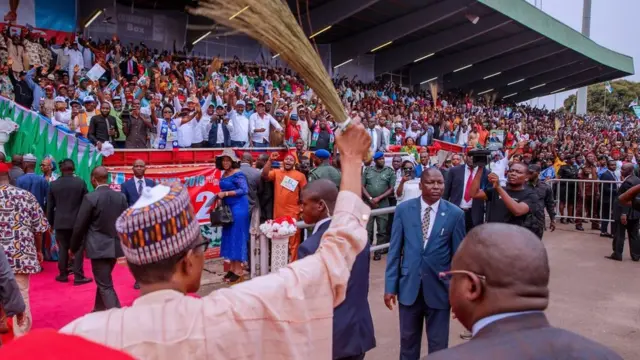 Buhari na-efele ndị mmadụ aka n'Enugwu