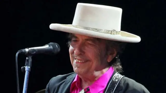 'Blowin' in the Wind' සහ 'The Times They are A-Changin' යන ඔහු විසින් රචිත ගීත පසු කාලීනව යුද විරෝධී සහ පුරවැසි අයිතීන් වෙනුවෙන් දියත් වූ ව්යාපාර වල ජය ගීත බවට පත් විය