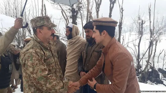 गावातल्या लोकांना भेटताना पाकिस्तानी लष्कराचे अधिकारी ब्रिगेडियर हलीम