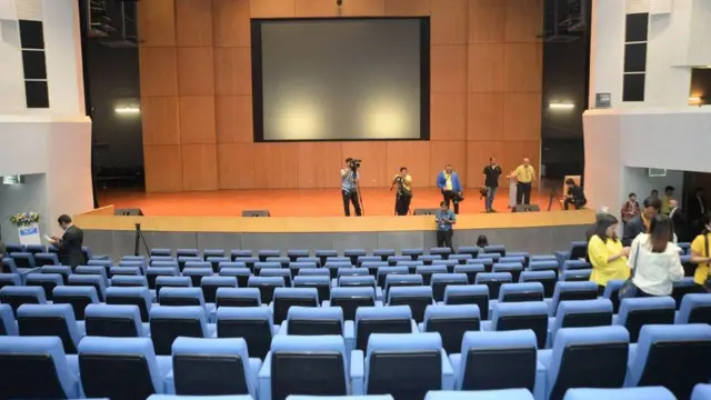 ภาพห้องประชุมที่จะใช้เป็น รัฐสภาชั่วคราว