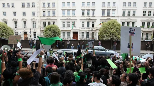 تجمع مقابل سفارت ایران، در اعتراض به سرکوب معترضان در ایران