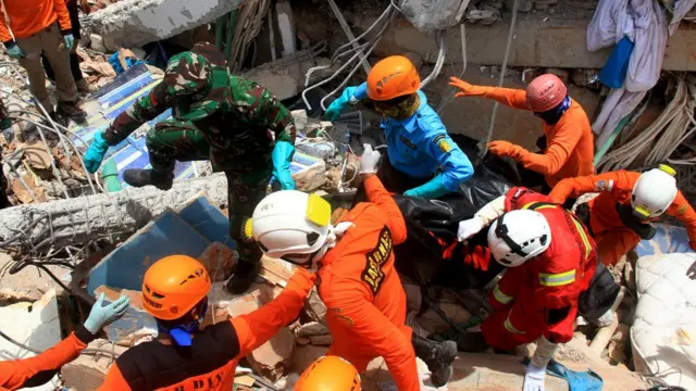 Tim SAR mengevakuasi korban dari reruntuhan Hotel Roa-Roa di Palu, Sulawesi Tengah.