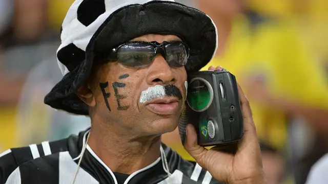 Hombre escuchando partido en radio.