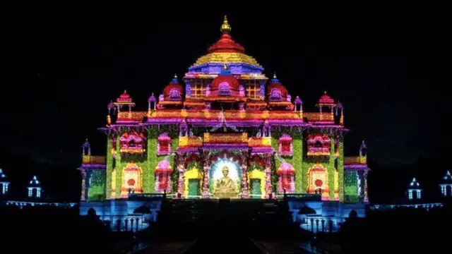 દિવાળીની રાત્રે રોશનીથી શણગારાયેલું ગાંધીનગર સ્થિત અક્ષરધામ મંદિર
