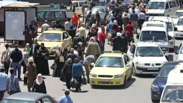 De nombreux Syriens sont contraints de parcourir de longues distances à pied, en raison du manque de carburant et de l'aggravation de la crise économique.