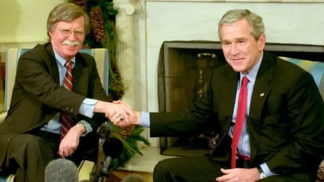 Bolton, George W Bush ile birlikte.
