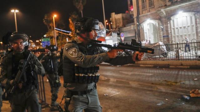 ضباط إسرائيليون أثناء المواجهات بالقدس