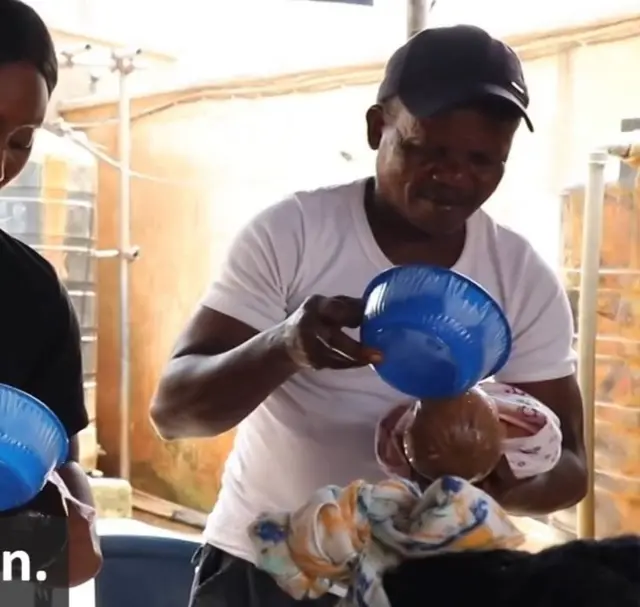 Baba to n wẹ ọmọ