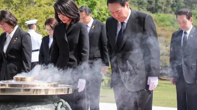 윤석열 대통령과 부인 김건희 여사가 10일 오전 서울 동작구 국립서울현충원 현충탑에 참배하고 있다