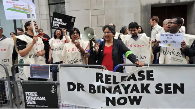 ড: বিনায়ক সেনকে আটকের পর তার মুক্তির দাবিতে কর্মসূচি