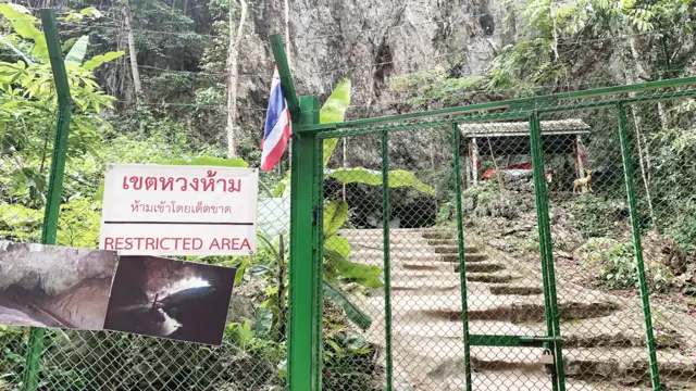 ป้ายเขตหวงห้ามติดอยู่ที่รั้วหน้าปากถ้ำ