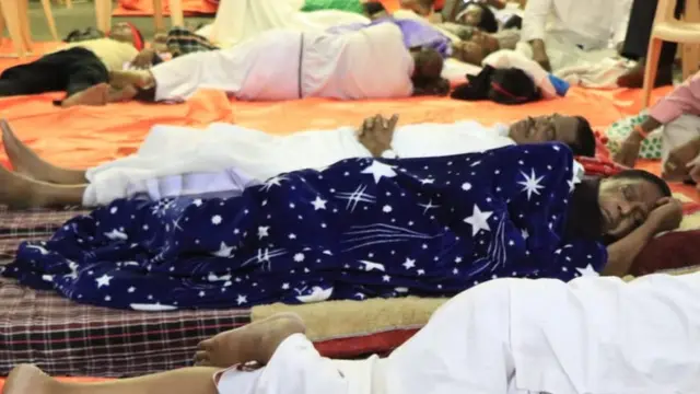 ஆளுநர் கிரண்பேடிக்கு எதிராக போராட்டம்: சாலையில் படுத்துறங்கிய புதுச்சேரி முதல்வர்