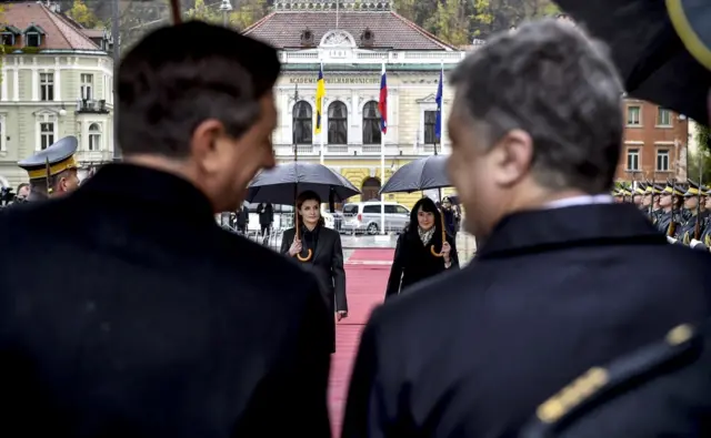 Офіційний візит Порошенка до Словенії, президент Словенії Барут Пахур, Марина Порошенко і Таня Печар під час зустрічі на площі Конгресу м. Любляна, 8 листопада 2016 року